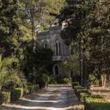 Ecco Villa De Stasi, del XIX secolo, immersa in un grande giardino di alberi sempreverdi e dall�aspetto neomedievale, con bifore e merlature sulla facciata